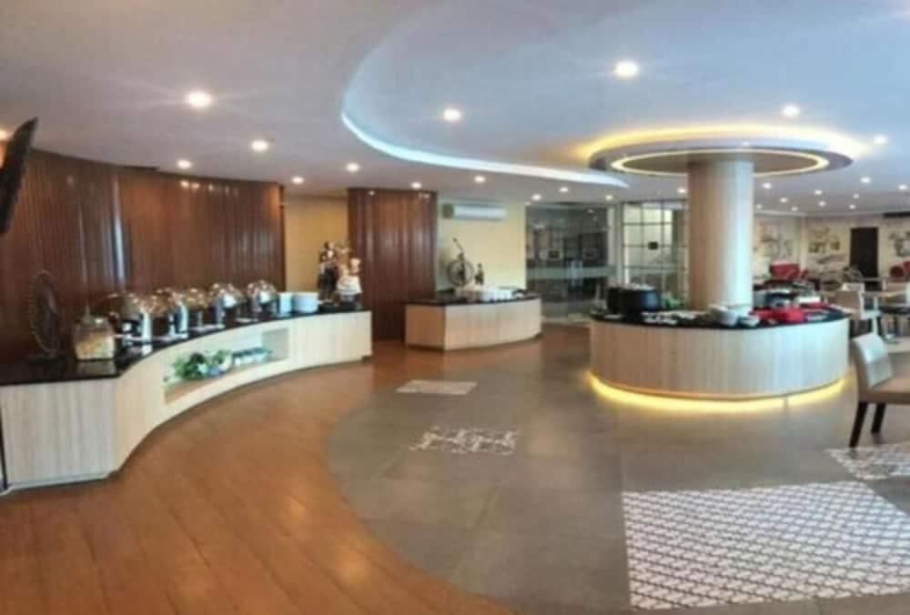 Yello Hotel Samarinda Exterior photo